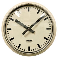 Horloge murale industrielle beige de Siemens Autriche, années 1960
