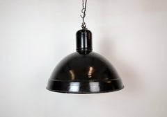 Lámpara colgante industrial de fábrica de esmalte negro, años 1950