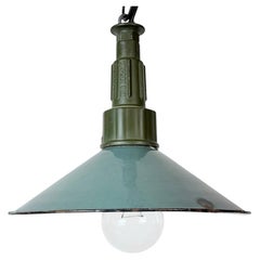 Lámpara colgante militar de estilo industrial con esmalte de gasolina y parte superior de aluminio fundido, década de 1960