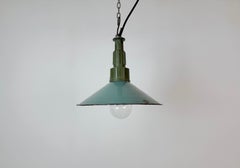 Lámpara colgante militar de estilo industrial con esmalte de gasolina y parte superior de aluminio fundido, década de 1960