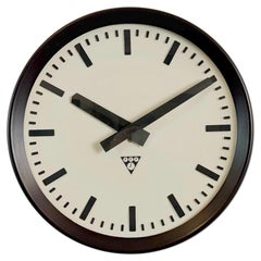 Orologio da parete industriale in bachelite di Pragotron, anni '1960