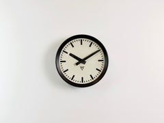 Orologio da parete industriale in bachelite di Pragotron, anni '1960