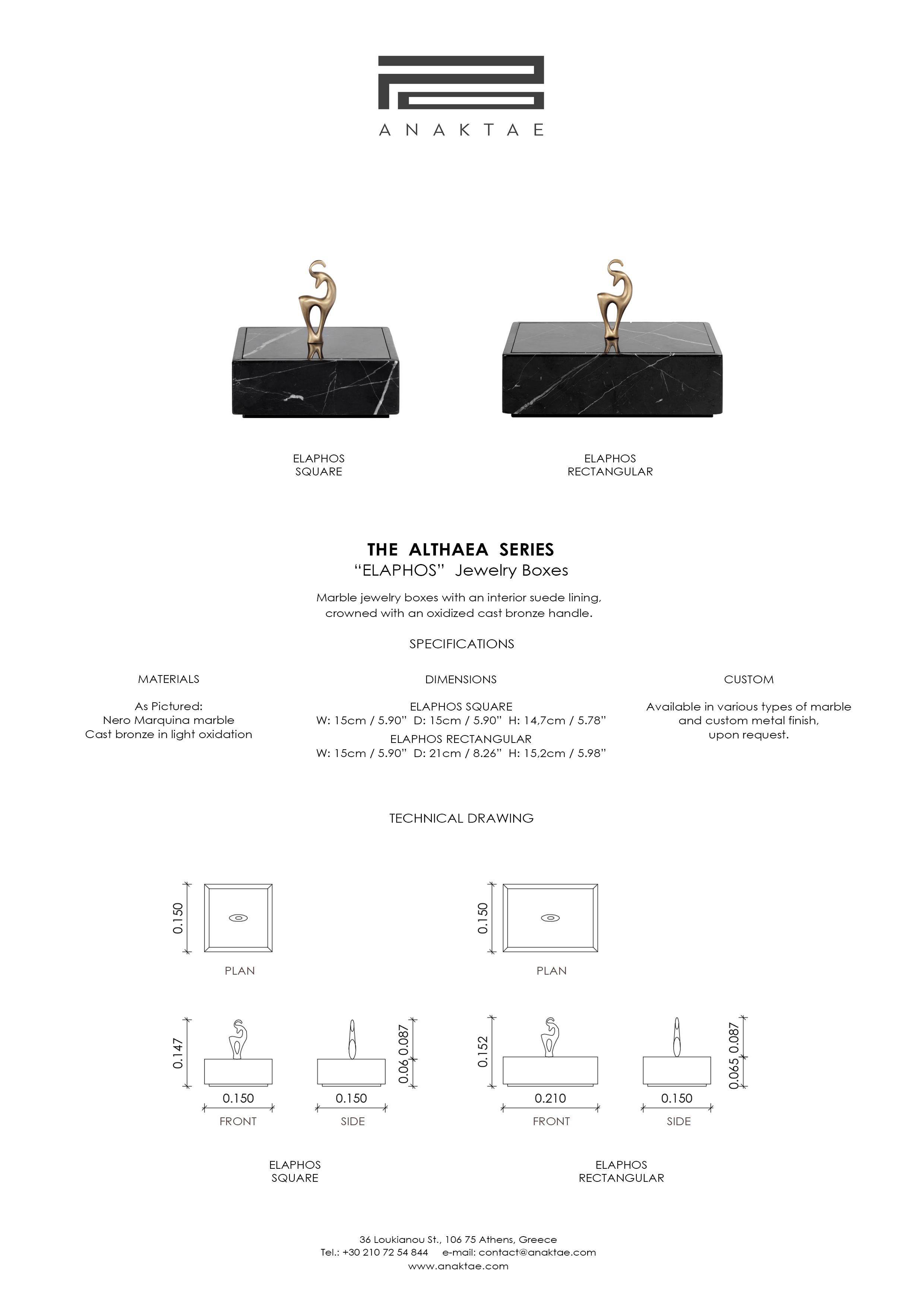 Laiton Boîte carrée contemporaine faite à la main « Elaphos » en marbre et poignée en laiton par Anaktae en vente