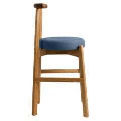 Sgabello moderno Colima, solido, personalizzabile  legno e tappezzeria blu.