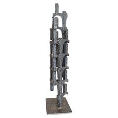 Brutalistische Eisenskulptur, skulpturale vertikale architektonische Form
