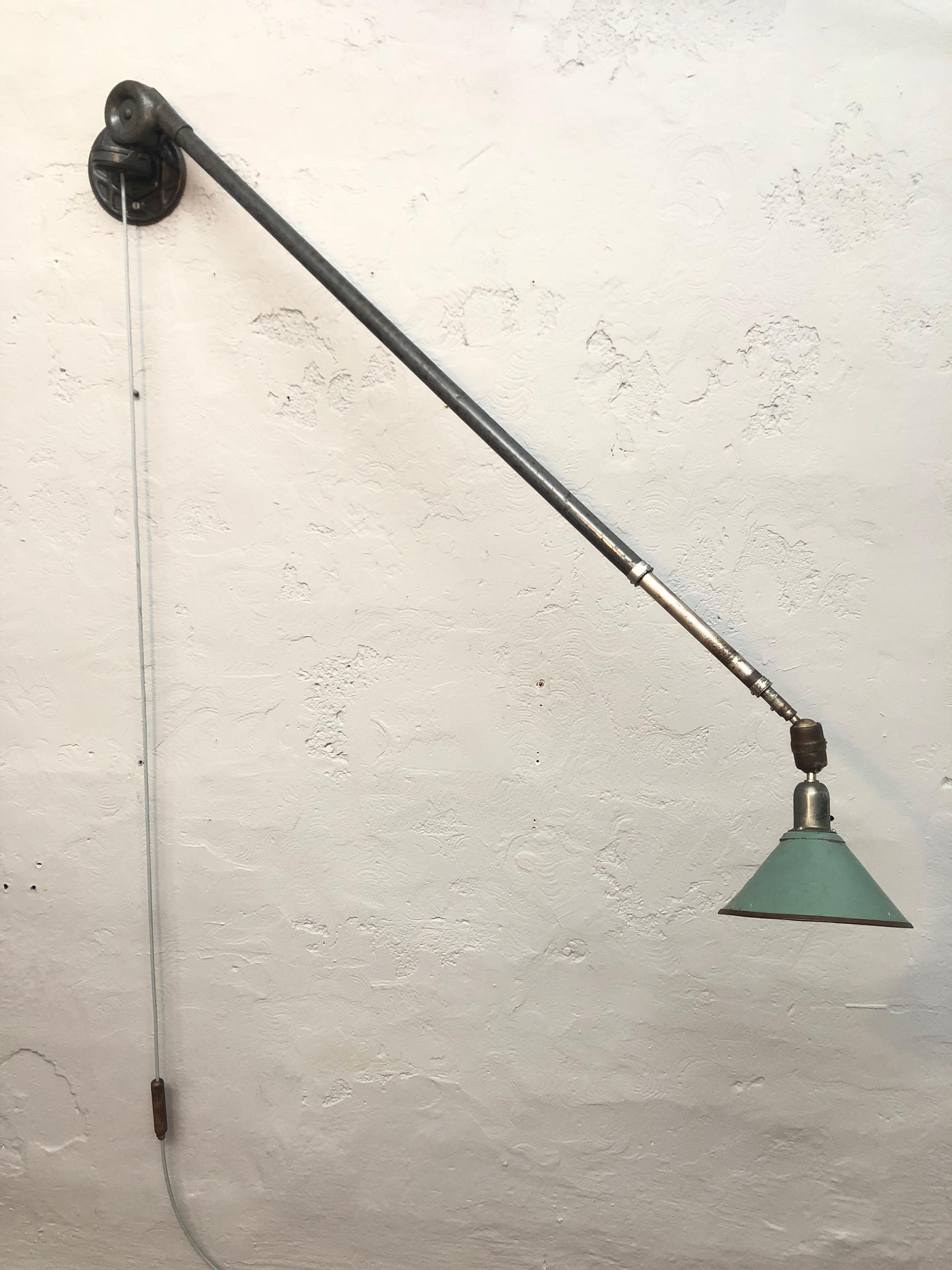 Antigua luz de trabajo telescópica triplex serie 1 en estado original y con la pantalla de cartón original. 
Tiene un gran alcance y puede extenderse hasta 2,8 metros.
Contrapeso de latón para el cable.
Gran pátina en las superficies.
Quizá la