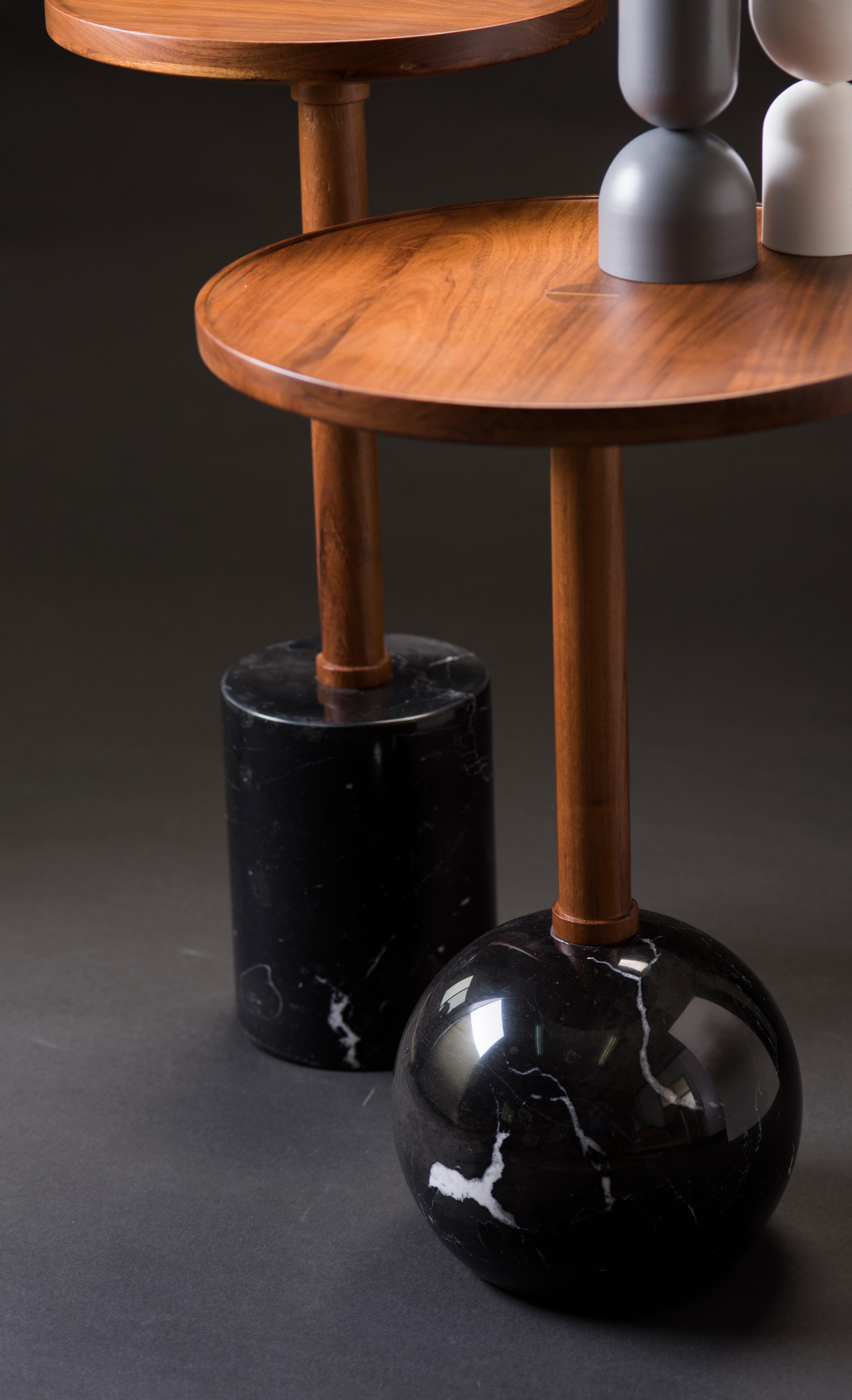 Honoring the process of craftsmanship, geometry makes poetry in the Mesa Monterrey. The table is turned by hand; the base is made of a marble sphere, the top is made of solid tzalam wood. With strength, resistance, and honesty in the raw materials