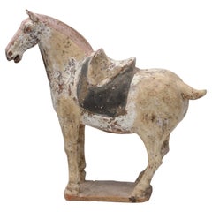 Une sculpture antique chinoise représentant un cheval en terre cuite