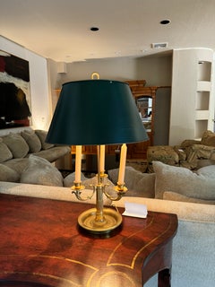 Lámpara «bouillotte» de bronce de tres luces, estilo Luis XVI