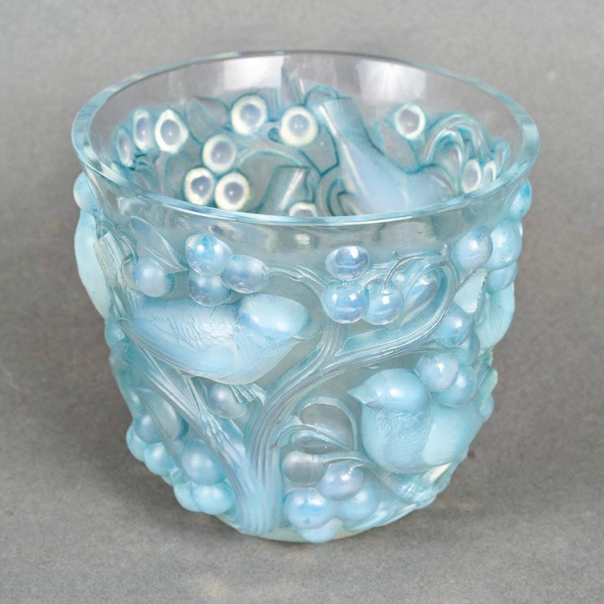 Art Déco 1927 René Lalique Vaso in vetro opalescente Avallon con patina blu Uccelli passeri in vendita