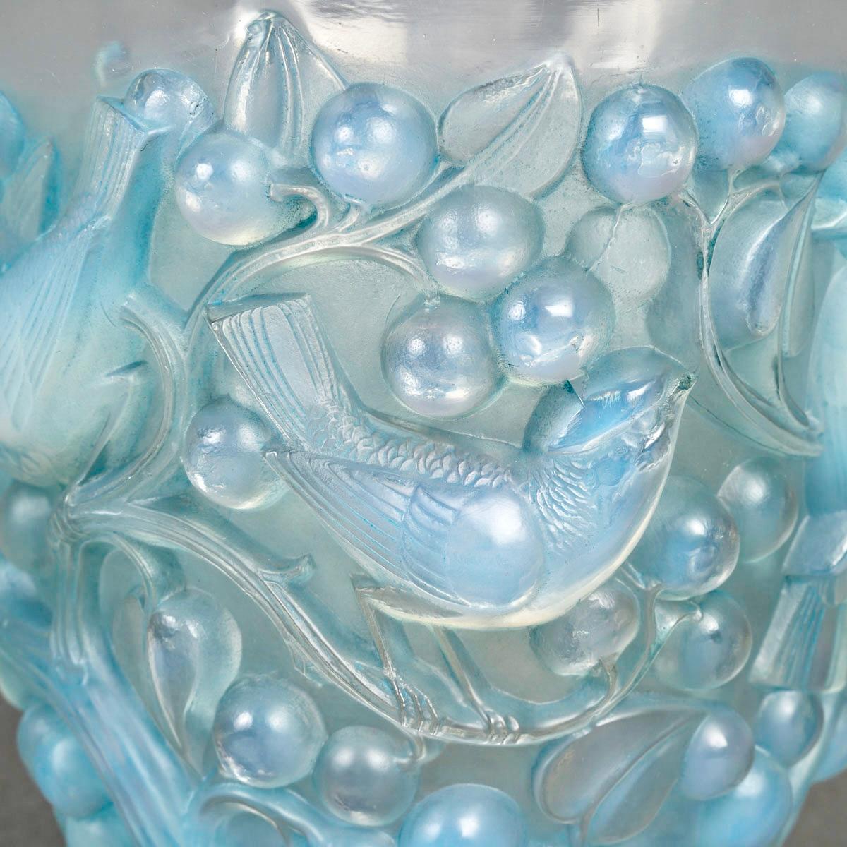 Francese 1927 René Lalique Vaso in vetro opalescente Avallon con patina blu Uccelli passeri in vendita