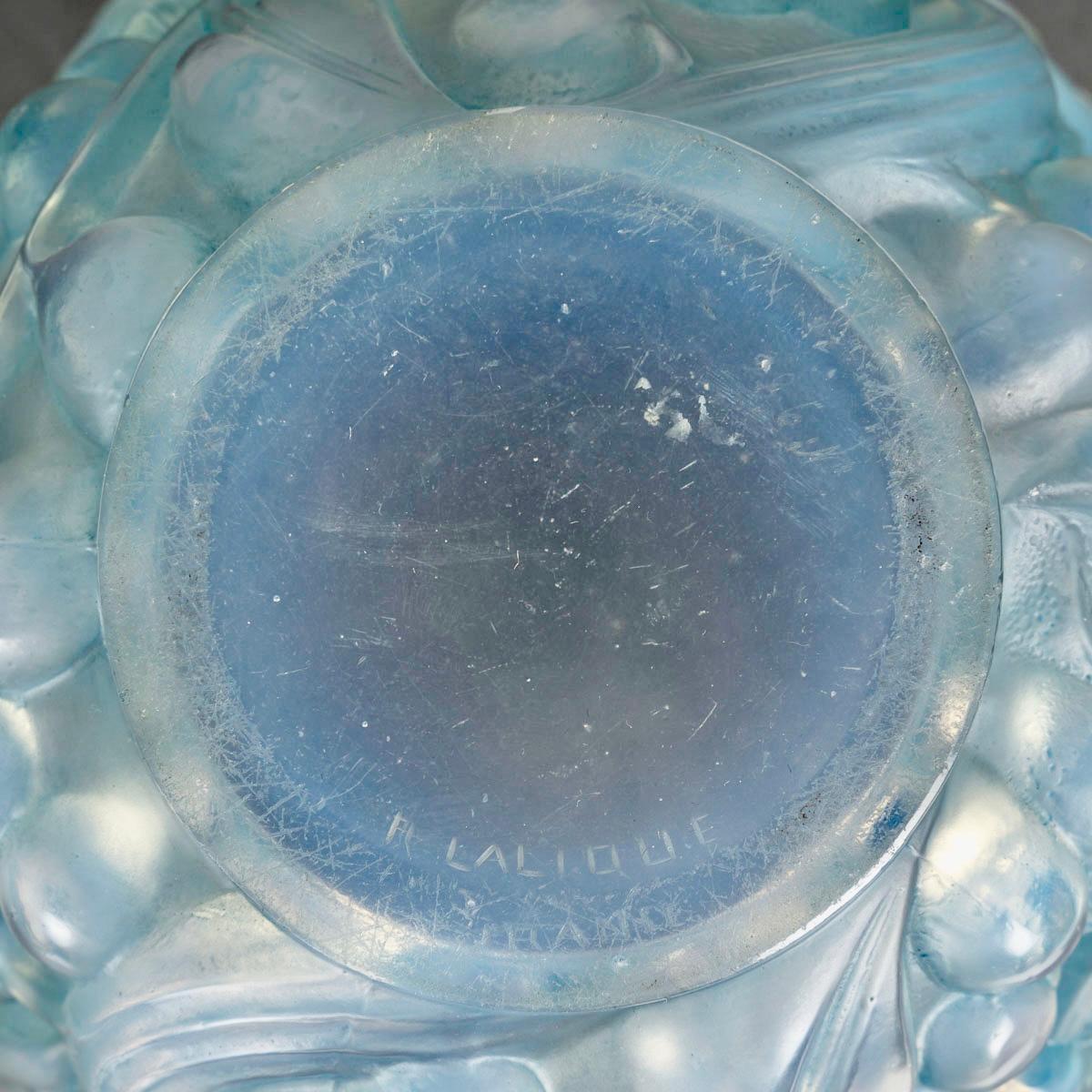 1927 René Lalique Vaso in vetro opalescente Avallon con patina blu Uccelli passeri In condizioni buone in vendita a Boulogne Billancourt, FR