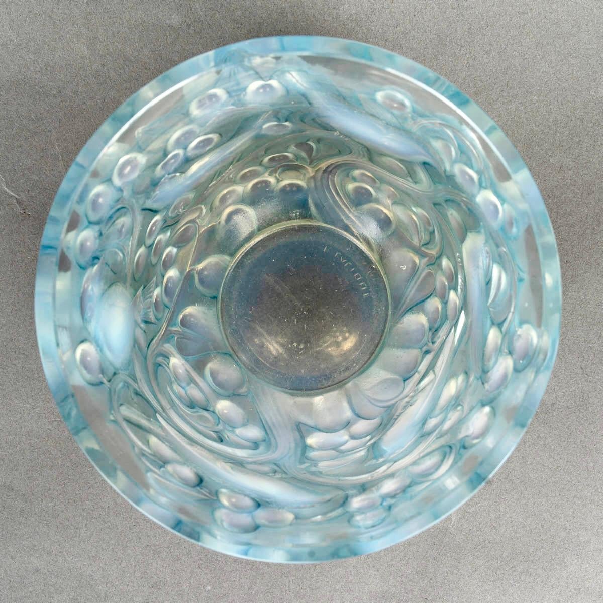 Stampato 1927 René Lalique Vaso in vetro opalescente Avallon con patina blu Uccelli passeri in vendita