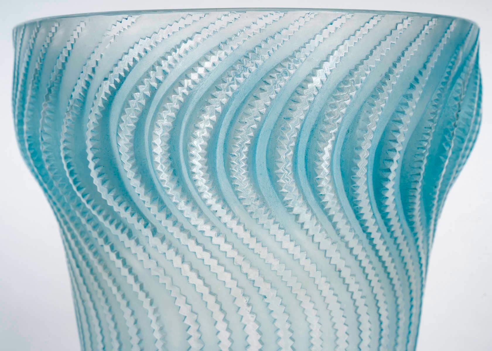Art Déco 1934 René Lalique - Vaso Art Deco in vetro Actinia con patina blu in vendita