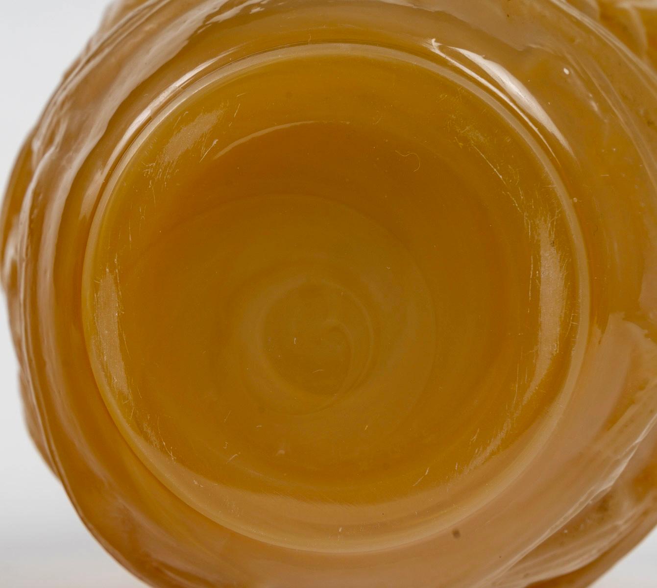 Stampato 1921 René Lalique - Vaso Ronces in vetro opalescente giallo caramello in vendita
