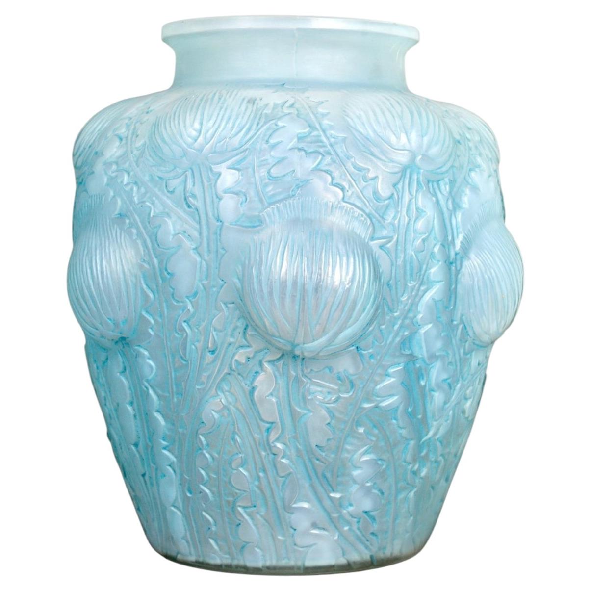 1926 Rene Lalique - Vaso Domremy in vetro opalescente incamiciato con patina blu