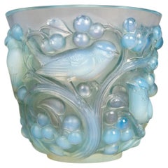 1927 Vase René Lalique Verre opalescent Avallon à patine bleue Moineaux Oiseaux