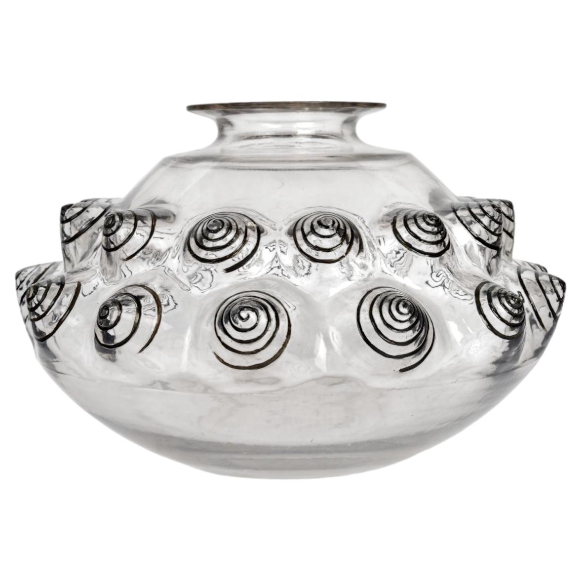 1927 Vaso di René Lalique in vetro “Dordogne” con lumache smaltate di nero