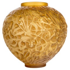 1920 René Lalique Vase „Gui“ (Mistel) aus gelbem Glas mit Sepia-Patina