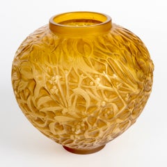 1920 René Lalique Vase „Gui“ (Mistel) aus gelbem Glas mit Sepia-Patina