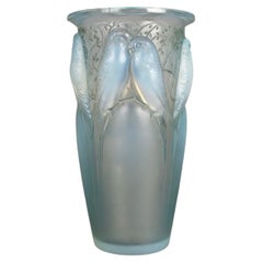 1924 René Lalique - Vase Ceylan Parrots Opalescent Glass With Blue Patina