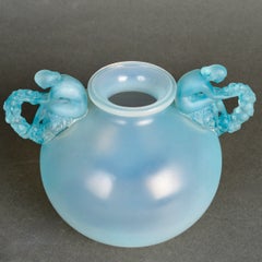 1926 René Lalique Vase „Bouchardon“ aus opalisierendem Glas mit blauer Patina