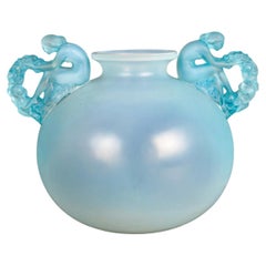 1926 René Lalique Vase „Bouchardon“ aus opalisierendem Glas mit blauer Patina