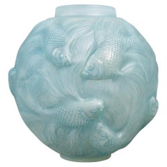 1924 Vaso Formose Fishes di Rene Lalique in vetro opalescente incamiciato con patina blu