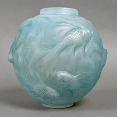 1924 Vaso Formose Fishes di Rene Lalique in vetro opalescente incamiciato con patina blu