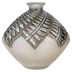 Jarrón Art Déco de René Lalique de 1929, de cristal de Montargis con pátina gris