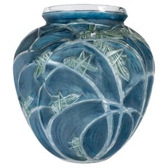 1912 René Lalique Vaso Sauterelles Grasshoppers in vetro con patina blu & greene