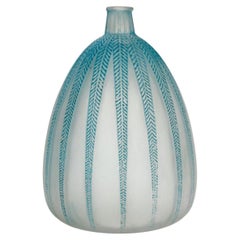 Jarrón «Mimosa» de René Lalique, de 1921, de cristal con pátina azul