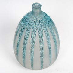 Jarrón «Mimosa» de René Lalique, de 1921, de cristal con pátina azul