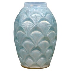 Jarrón Art Déco de René Lalique de 1932, modelo «Herblay», de cristal opalescente con pátina azul