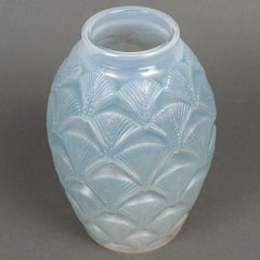 Jarrón Art Déco de René Lalique de 1932, modelo «Herblay», de cristal opalescente con pátina azul