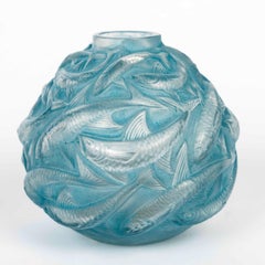 1927 Vaso di René Lalique con pesci di Oléron, in vetro smerigliato con patina blu