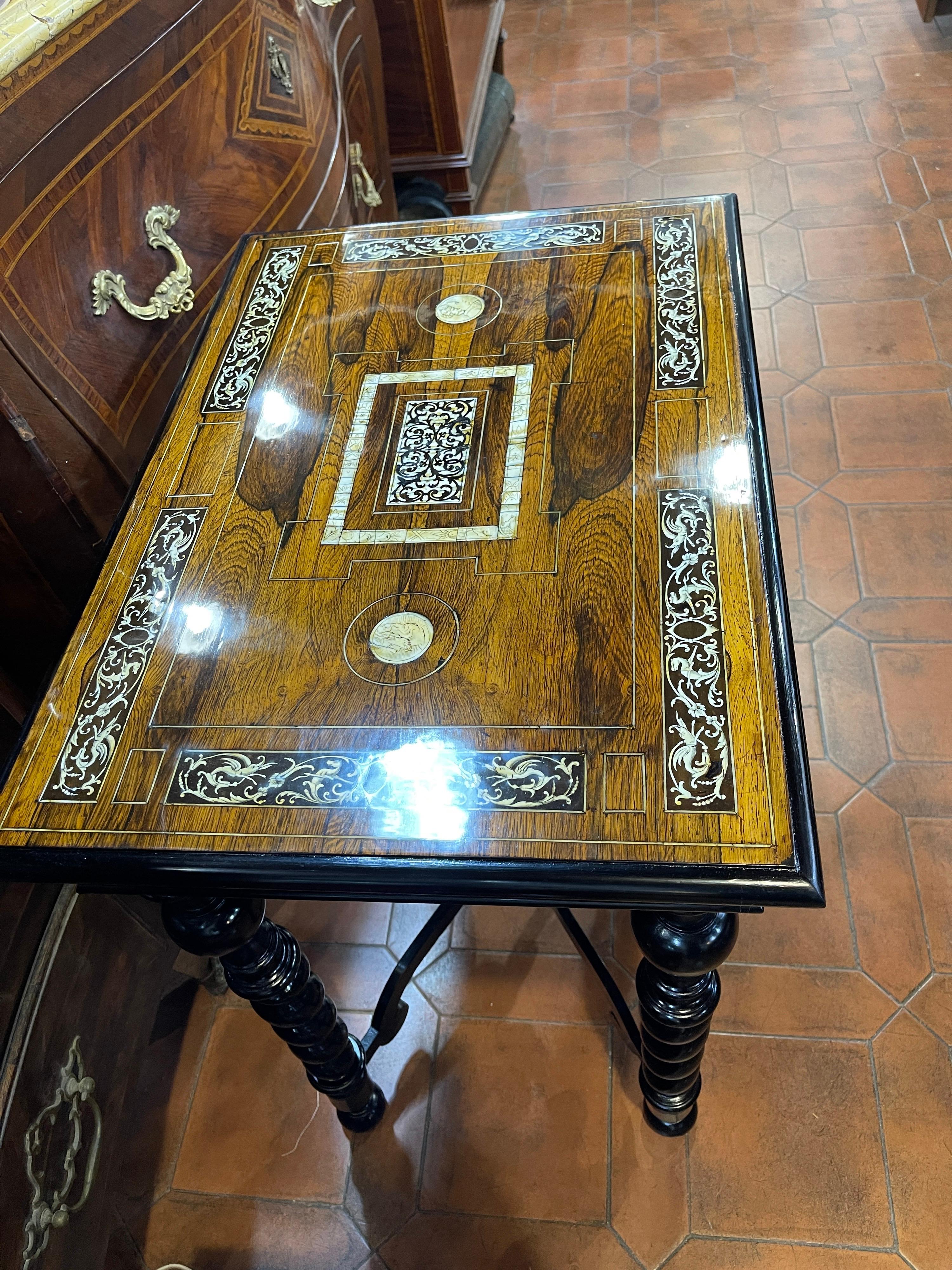 Table of Italian origin, circa 1840, Lazio Region, City of Rome, in rosewood and inlaid with ivory.
On the top are the faces of the nobles to whom it was given, there is no documentation as to who they might be. The rest is in Impressive. present