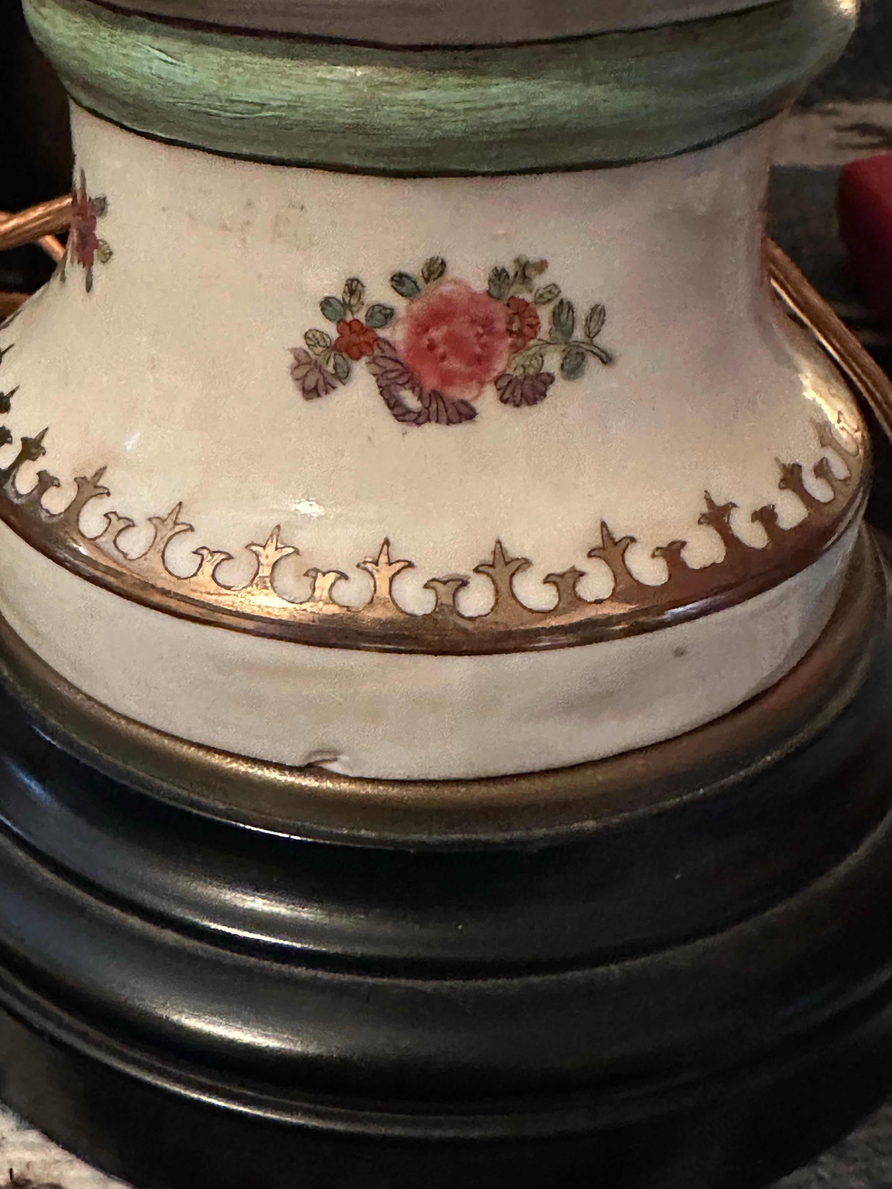 Urne recouverte d'un armorial en porcelaine. Capodimonte monté en lampe de table en vente 4