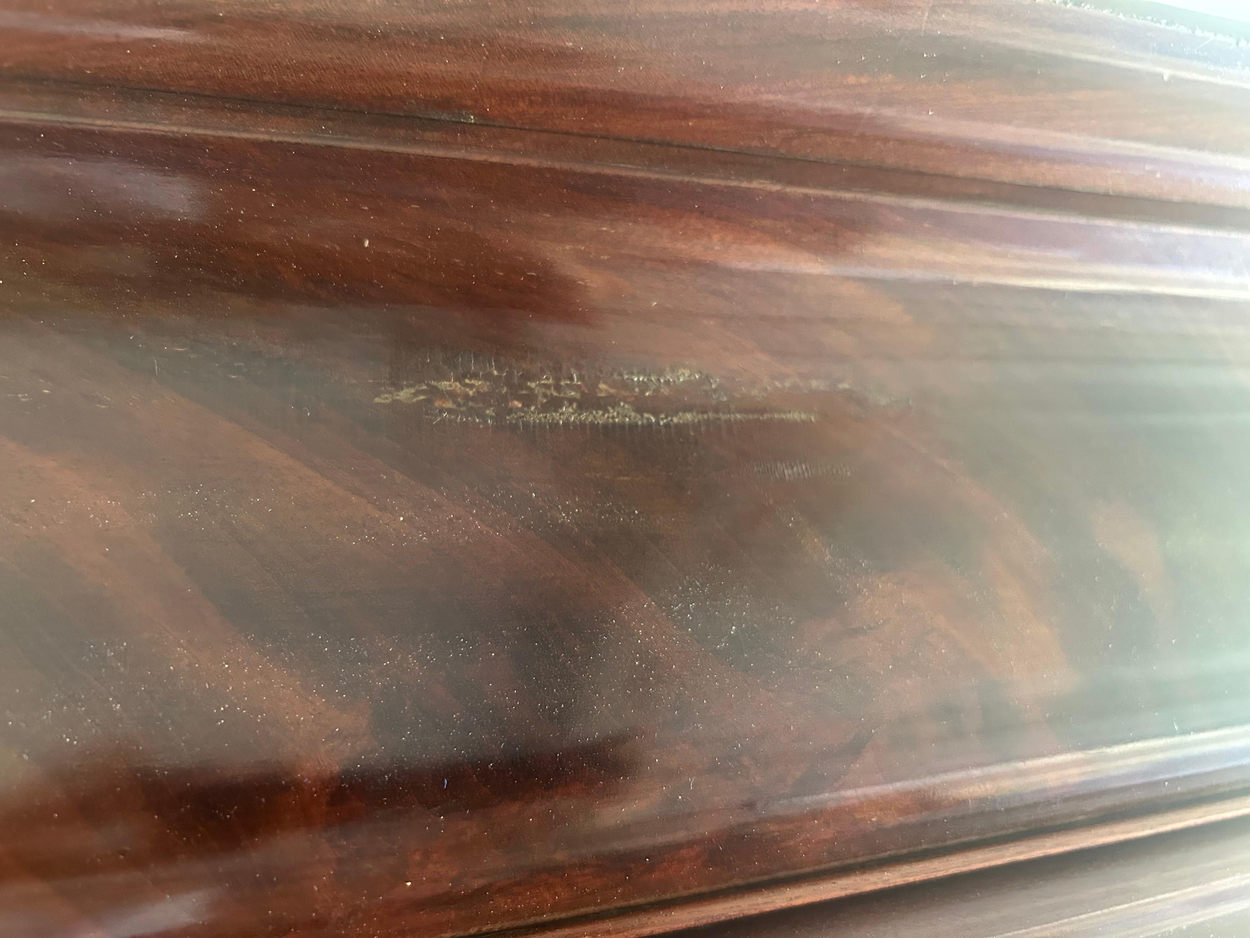 Armario francés de caoba tallada a la llama Louis Philippe en venta 2