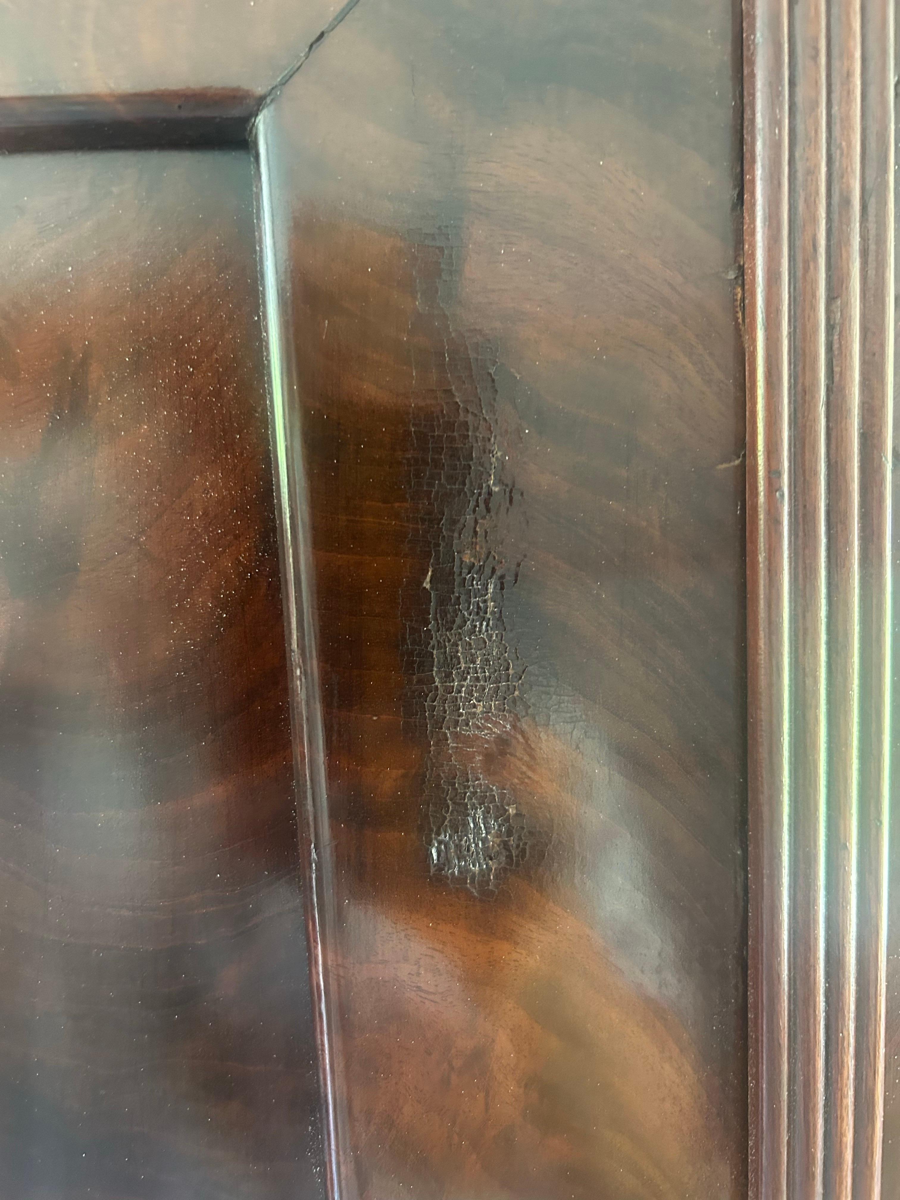Armario francés de caoba tallada a la llama Louis Philippe en venta 5