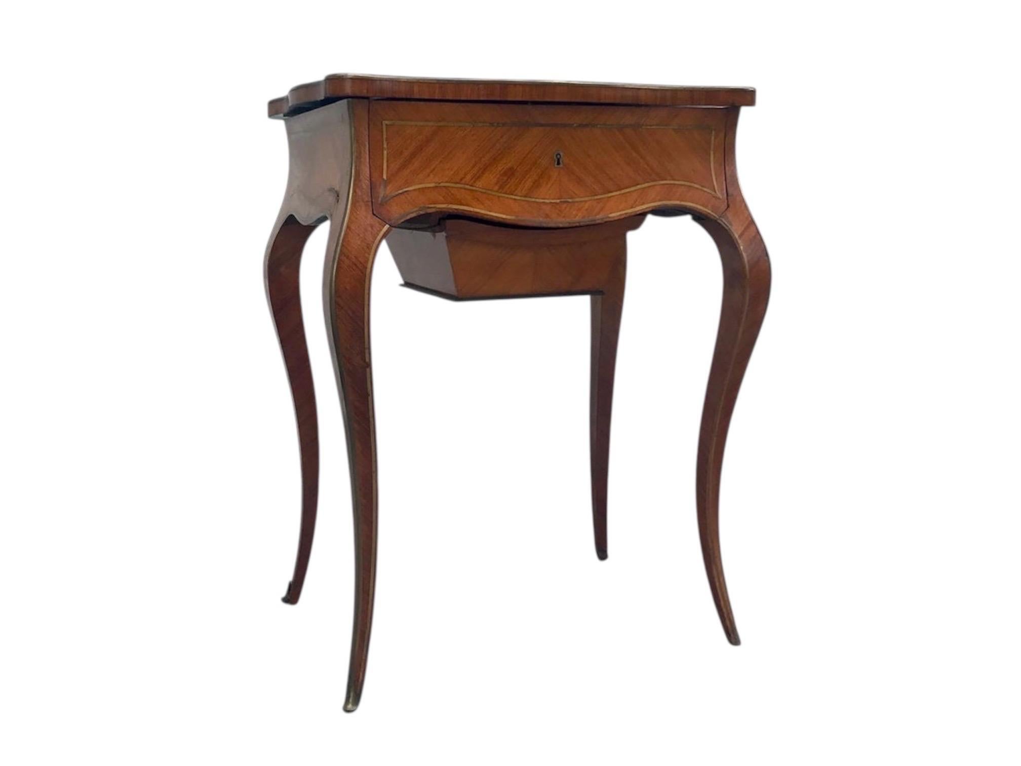Mesa de costura de parquet de tulipwood estilo Luis XV del siglo XIX

Mesa de costura pequeña para señoras con tapa elevable. El interior tiene la inserción de terciopelo original. Debajo hay una bandeja con compartimentos para accesorios de
