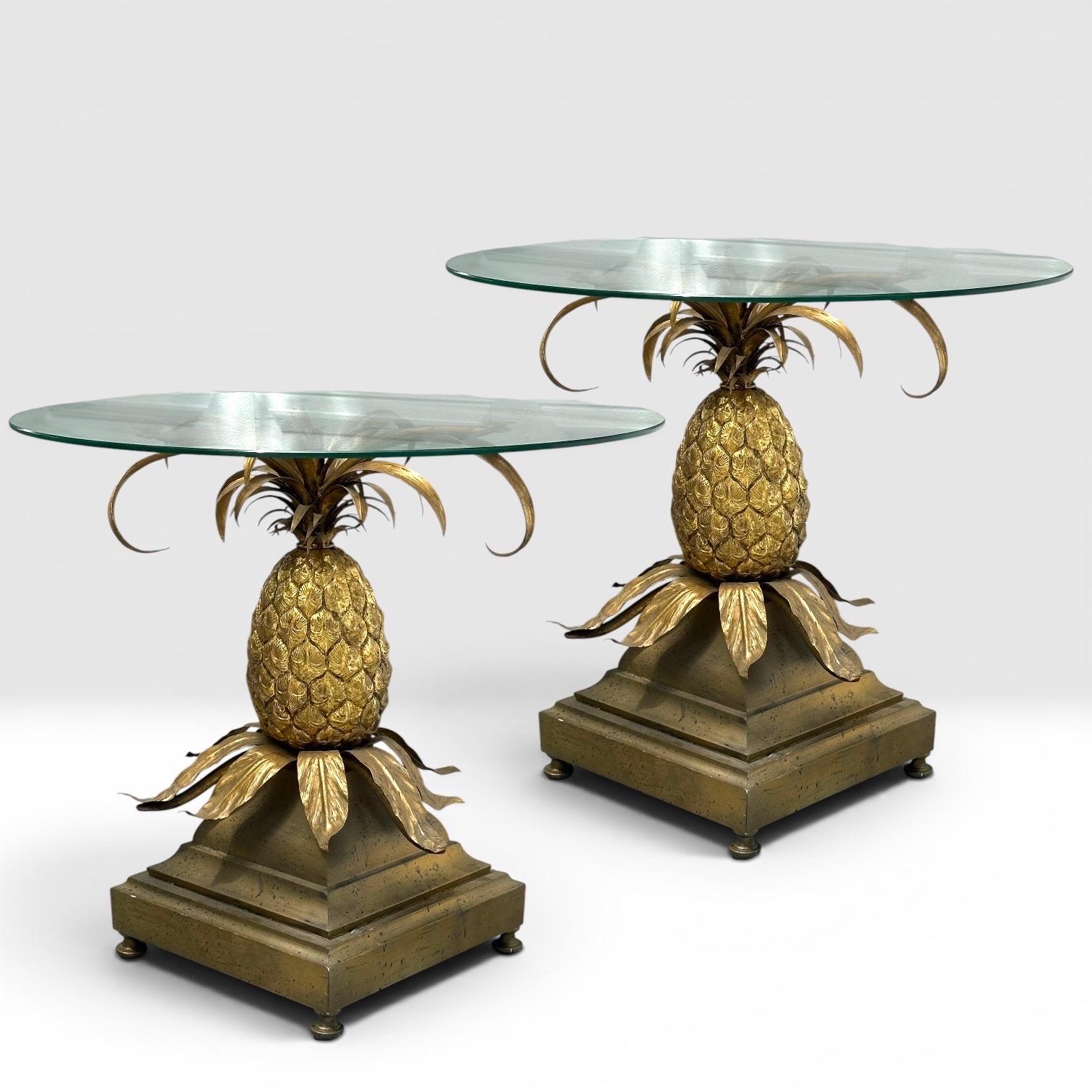 Paire de tables d'appoint en laiton de style Hollywood Regency du milieu du siècle dernier.