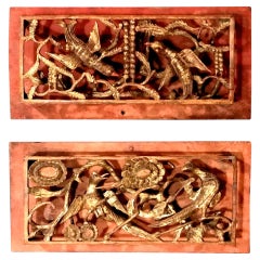 Coppia di appendiabiti da parete cinesi della dinastia Qing con intagli in legno dorato