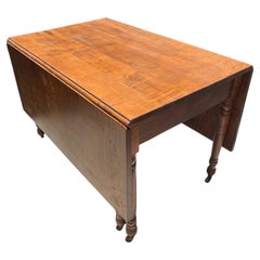 Klapp- und Pembroke-Tische aus Holz