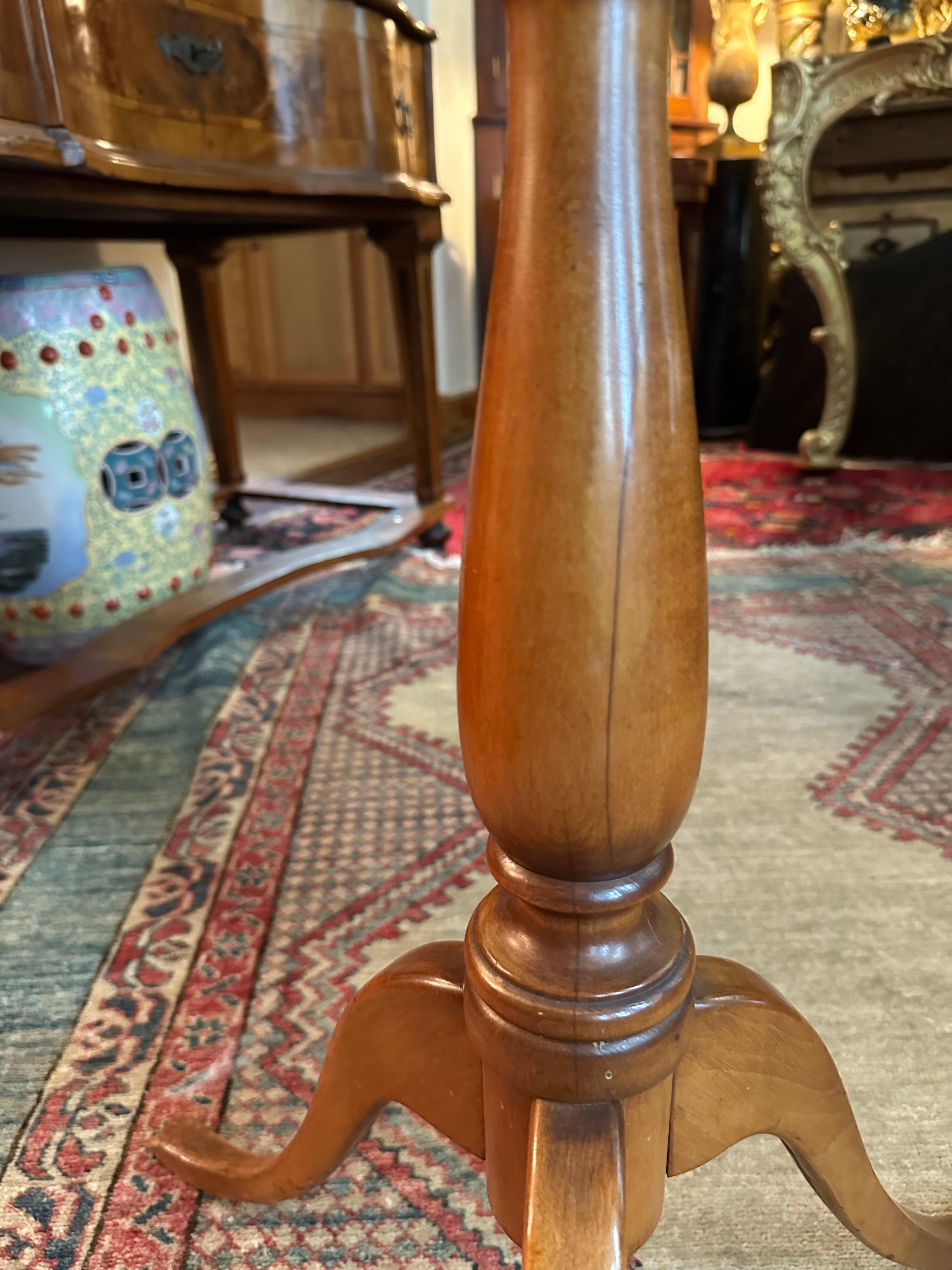 Cerise Bougeoir rond à trépied pour table à thé ou table d'appoint, style Queen Anne, 19e siècle. en vente