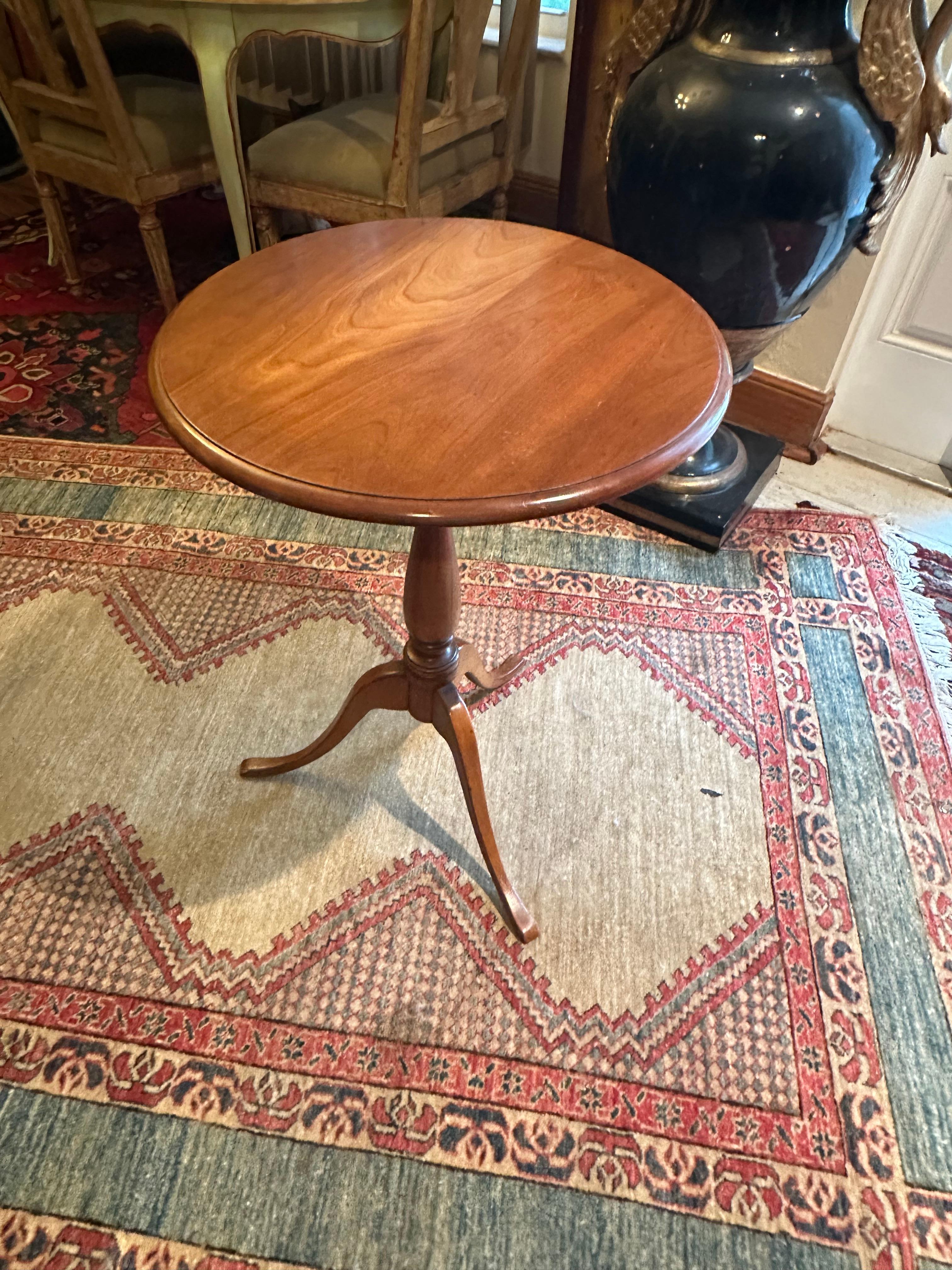 Bougeoir rond à trépied pour table à thé ou table d'appoint, style Queen Anne, 19e siècle.

Cette table à thé tripode en cerisier du XIXe siècle de style Queen Anne est un modèle vasif traditionnel reposant sur une base tripode avec des pieds en