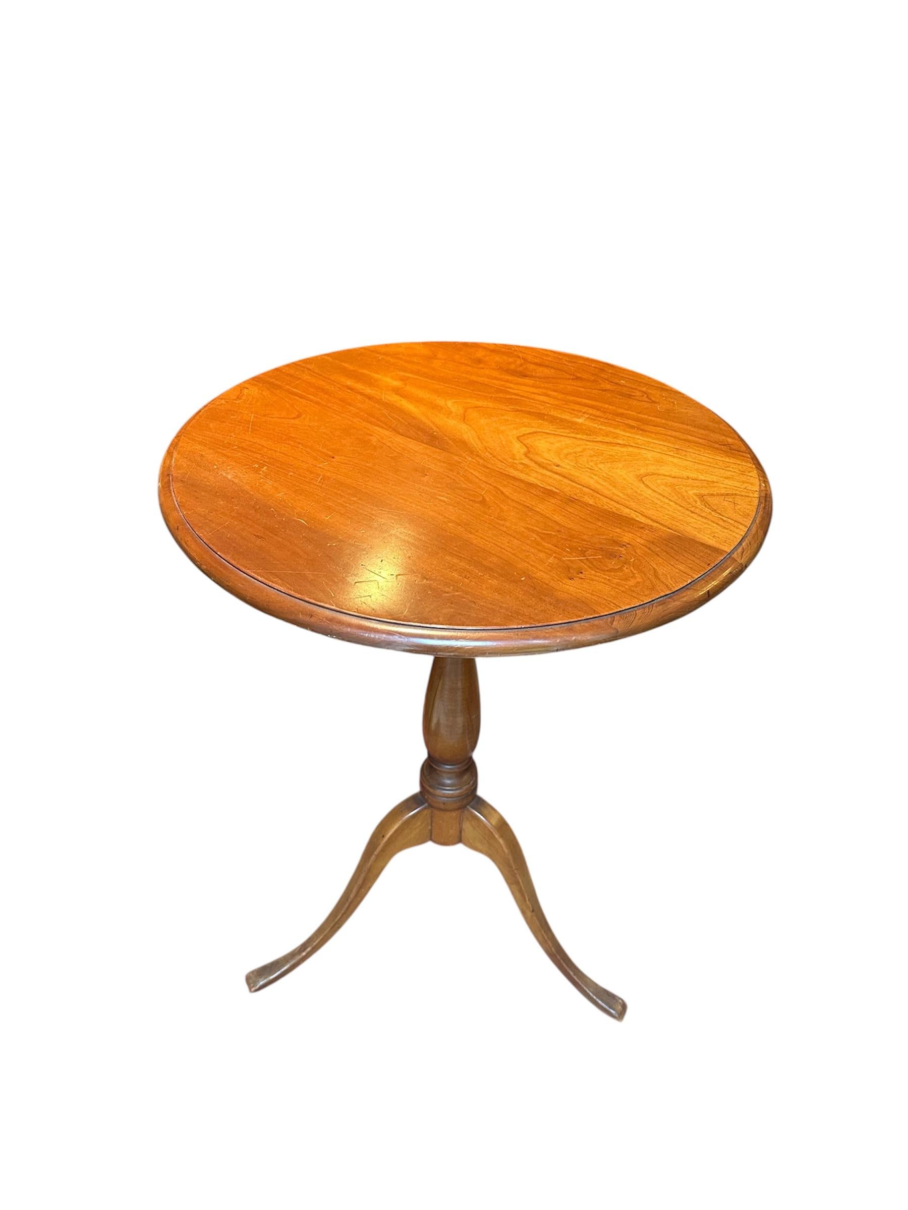 Anglais Bougeoir rond à trépied pour table à thé ou table d'appoint, style Queen Anne, 19e siècle. en vente