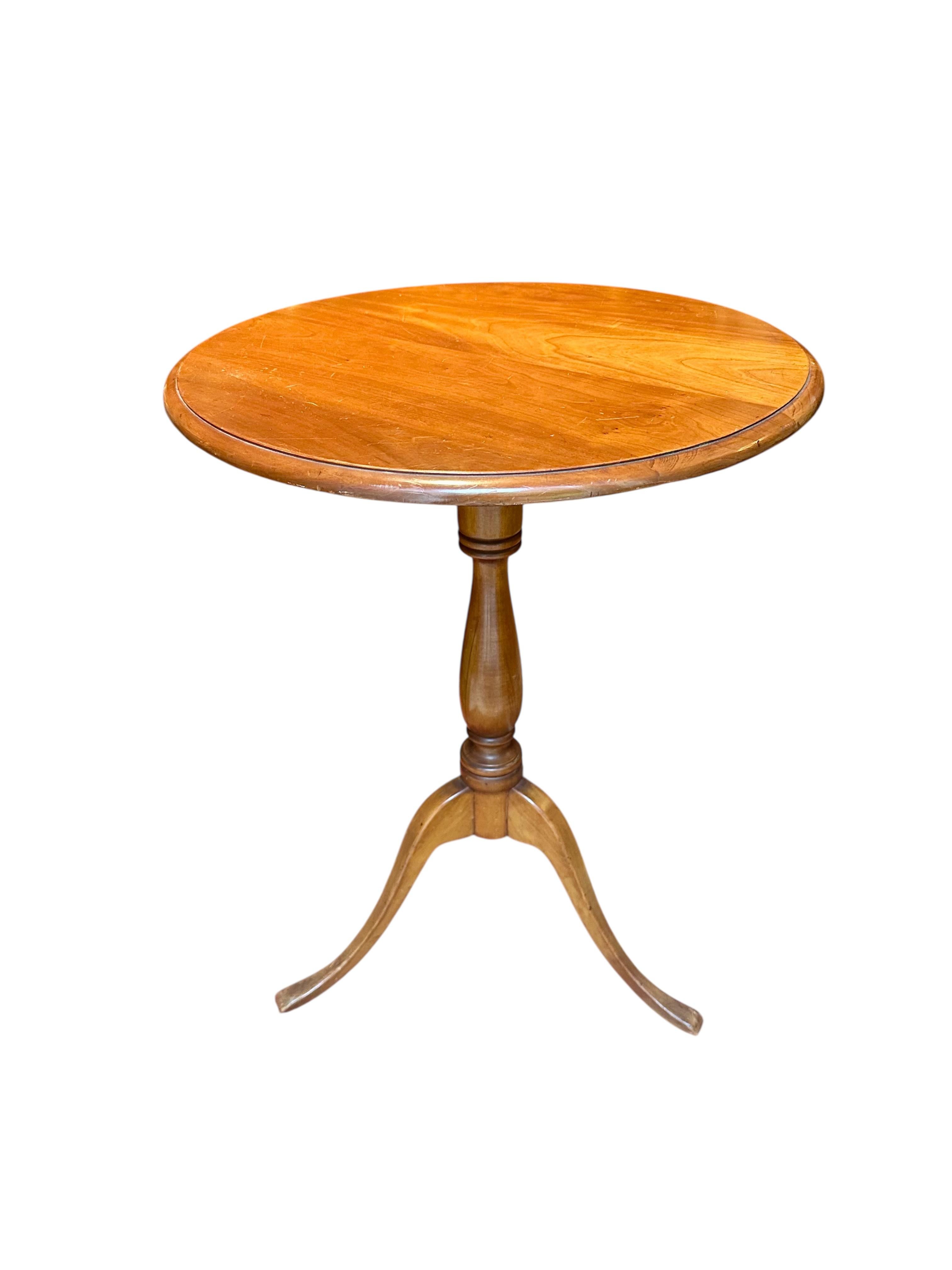 Bougeoir rond à trépied pour table à thé ou table d'appoint, style Queen Anne, 19e siècle. Bon état - En vente à Vero Beach, FL