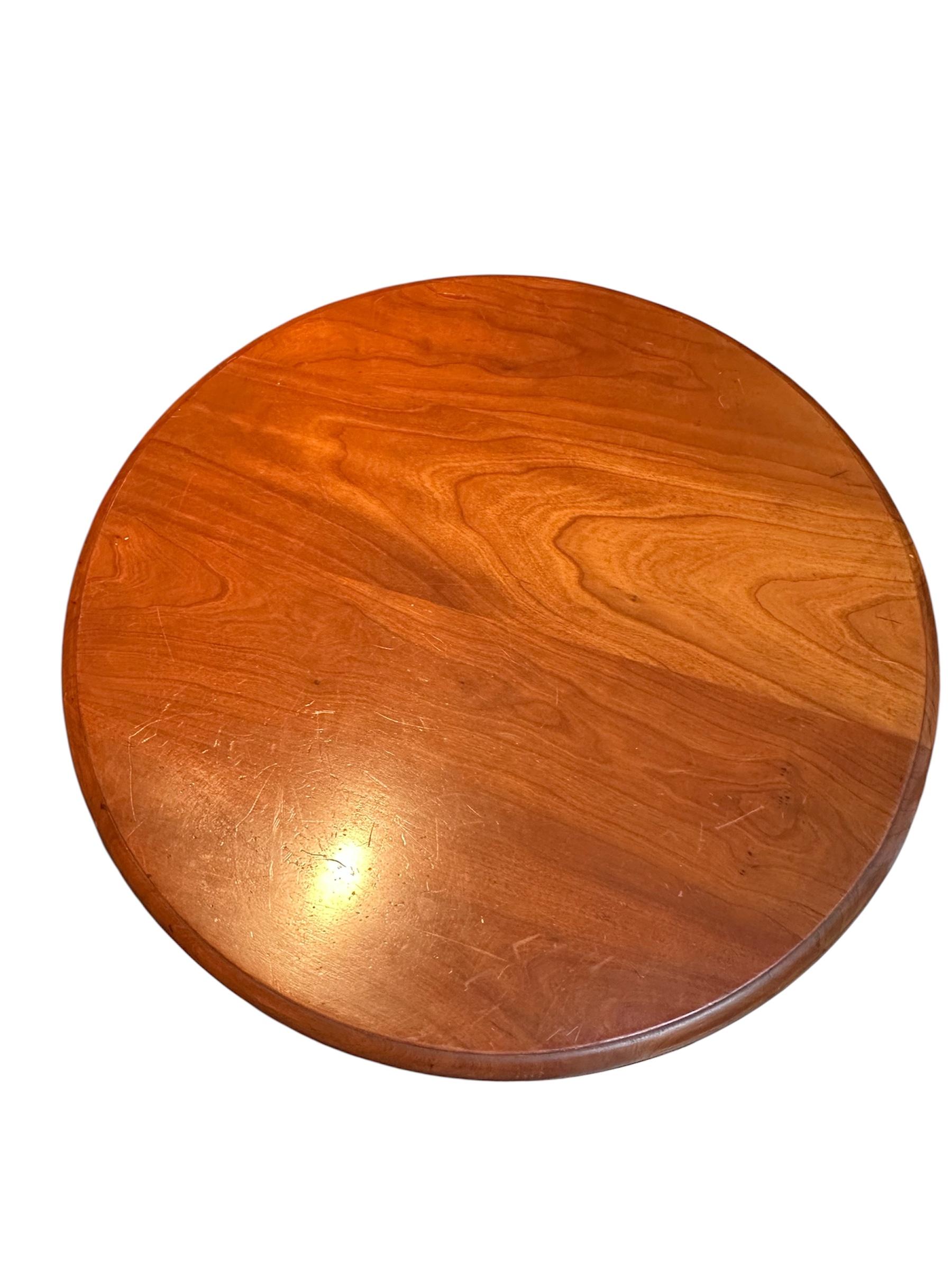 Sculpté Bougeoir rond à trépied pour table à thé ou table d'appoint, style Queen Anne, 19e siècle. en vente