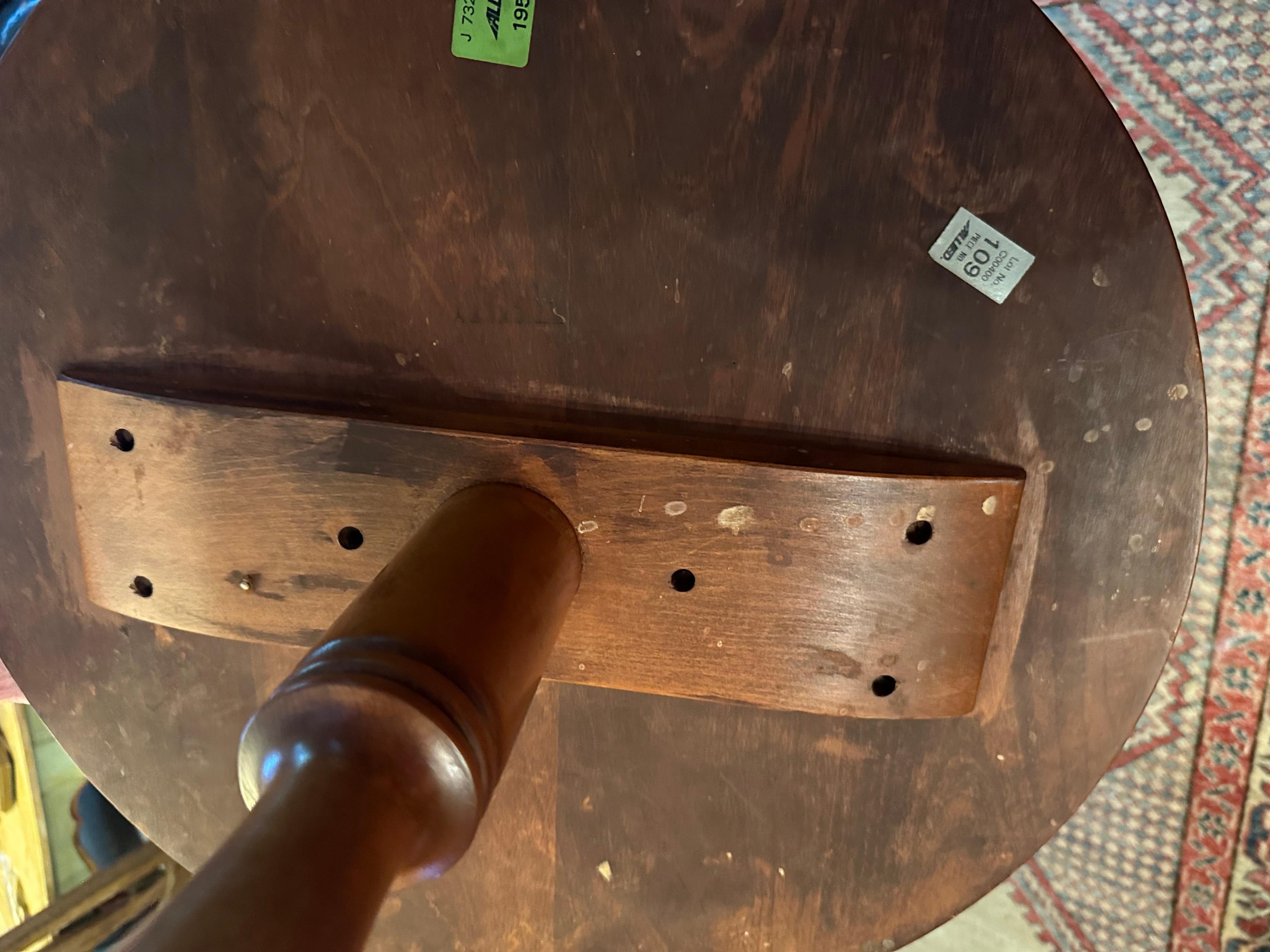 XIXe siècle Bougeoir rond à trépied pour table à thé ou table d'appoint, style Queen Anne, 19e siècle. en vente
